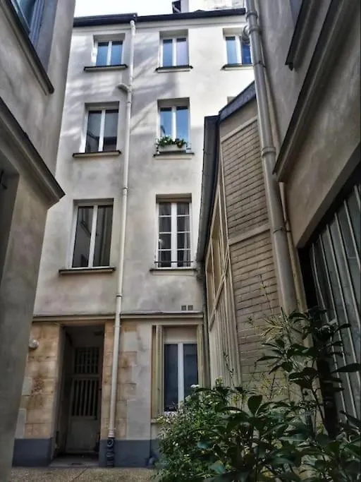 Bel Parisien, Typique Du Marais